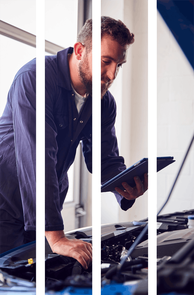 Contrôleur technique automobile inspectant un véhicule