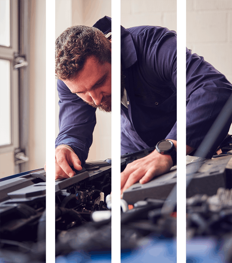 Contrôleur technique effectuant une contre-visite sur un véhicule